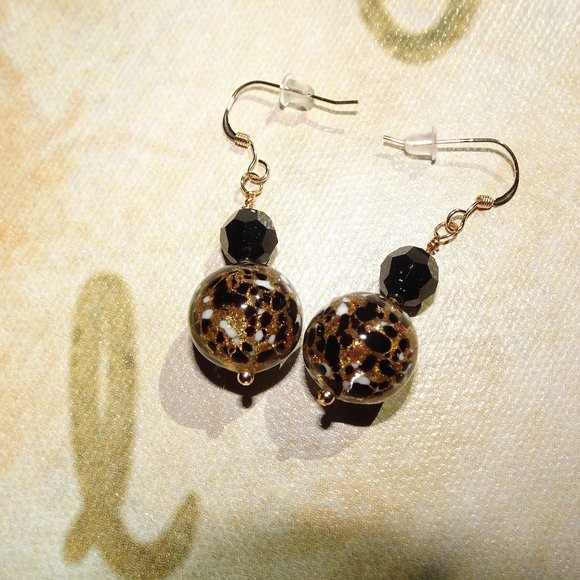 Handmade Murano Cluseau earrings in classic black, white, and gold - Picture 5 of 17